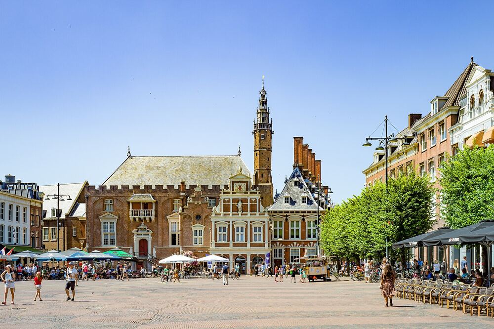 Terrassen op de Grote Markt in Haarlem, met het stadhuis erachter