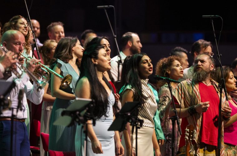 Nederlands Blazers Ensemble treedt op in Phil Haarlem voor het Dag van de Vrede-concert, waarin klassieke en wereldmuziek samenkomen.