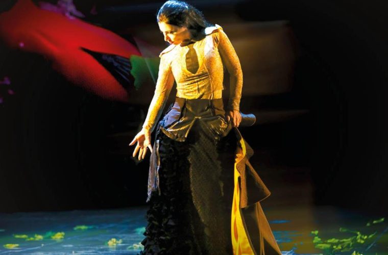 Sopraan Ramona Zaharia in costume als Carmen, omringd door leden van het Oekraïense Operakoor op het podium van Phil Haarlem