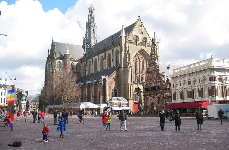Podia rond de Grote Markt in Haarlem met de Sint-Bavokerk op de achtergrond, festivalgangers luisteren naar live muziek