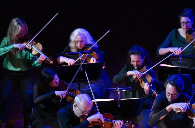 Het Nederlands Kamerorkest treedt op in Phil Haarlem met Rodrigo's Concierto de Aranjuez, een klassiek meesterwerk met markante gitaarsolo.