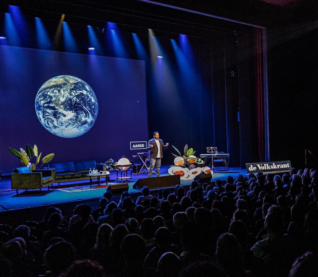 Ondertussen in de Kosmos – Theatercollege Tonie Mudde en gasten in Haarlem