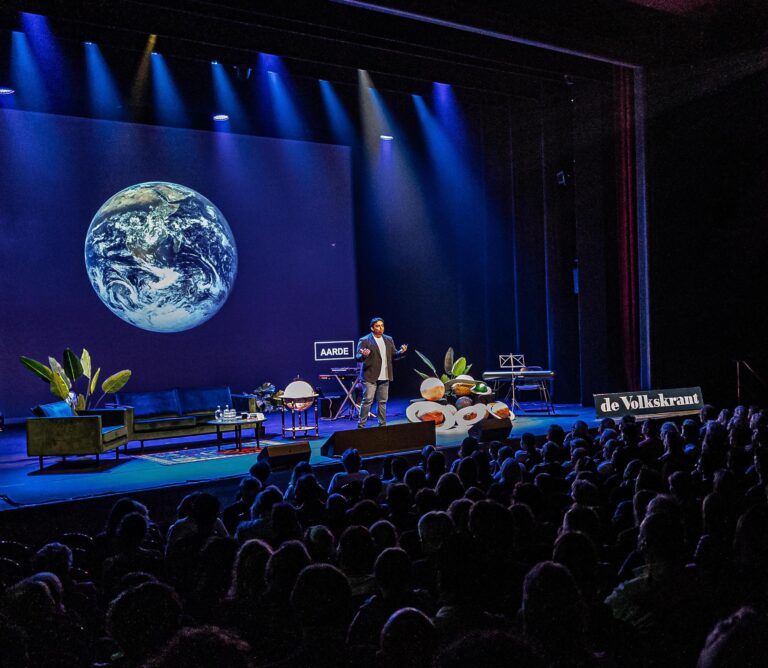 Ondertussen in de Kosmos – Theatercollege Tonie Mudde en gasten — Theater in Haarlem